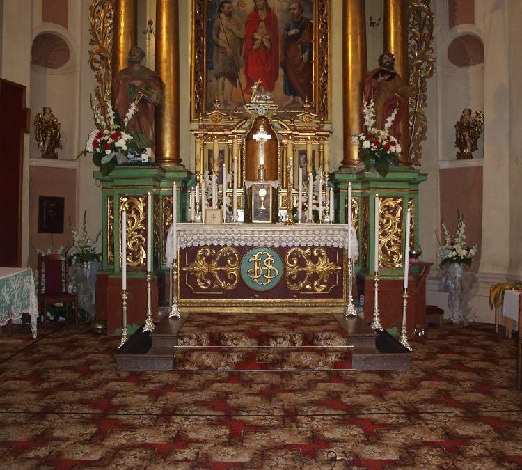 Ołtarz przygotowany do wystawienia Najświętszego Sakramentu w kościele we Włodowicach.