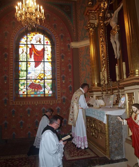 Msza Święta w bocznej kaplicy w kościele we Włodowicach.