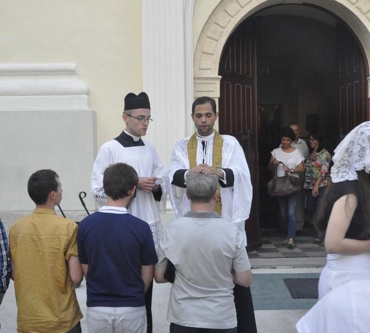Ksiądz Jean de León FSSP udzielający prymicyjnego błogosławieństwa przed kościołem we Włodowicach podczas Tradicamp2015.